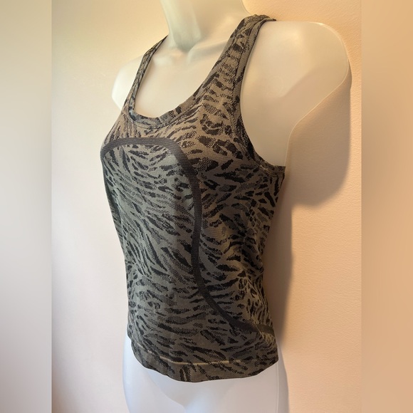 NEW NWOT, LULU Swiftly Tech Racerback Tank 2.0 Waist Length, SIZE 4, Black/Gray - Picture 6 of 7